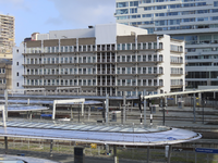 902269 Overzicht van de zuidoostzijde van NS-station Utrecht Centraal, vanaf de Moreelsebrug te Utrecht, met op de ...